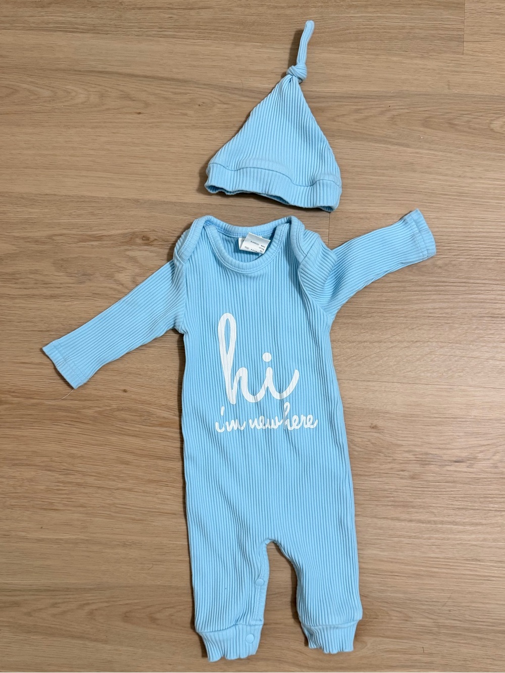 Light Blue Ribbed Baby One-Piece with Knotted Hat - 'hi I’m new here' Graphic